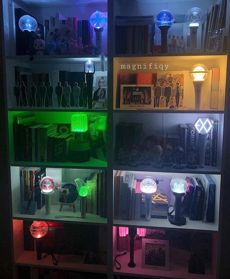 692 Me gusta, 22 comentarios - magnifiqy / Album Collector (@magnifiqy) en Instagram: "my lightsticks collection 🤭 do we stan any of the same groups❓ . . #kpopcollector #kpopcollection…" Lighstick Fanmade, Kpop Cafe, Kpop Albums Shelf, Korean Apartment, Kpop Lightsticks, Lightstick Kpop, Kpop Lightstick, Army Room Decor, Album Storage