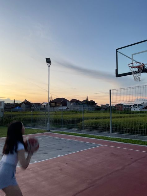 Women Basketball Aesthetic, Girl Basketball Aesthetic, Basketball Girl Aesthetic, Basketball Aesthetic Girl, Is It My Fault, Basketball Aesthetic, Basketball Girl, Life Movie, Basketball Moves