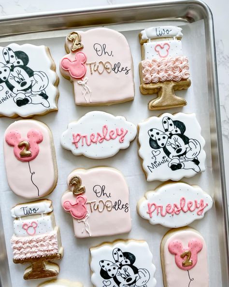 🎀 Oh TWOodles!!! 🎀 The most darling set for the sassiest two year old!! 🩷 Thanks @nurseashley88 for letting me create these cookies and cupcakes for sweet Presley’s 2nd birthday!! • • • #alachua #alachuacounty #gainesville #gainesvilleflorida #gainesvillefl #gainesvillecookies #cookiesofinstagram #cookiesofinsta #cookiedecorating #smallbusiness #gainesvillesmallbusiness #cookiesofinstagram #ohtwoodles #minniemouse #disneycookies #minniemousecookies #secondbirthday #floridacookies #besto... One Year Old Cookies, Mouse Cookies, Minnie Mouse Cookies, Disney Cookies, Horse Party, Girl 2nd Birthday, Bake Shop, Two Year Olds, 2nd Birthday Parties