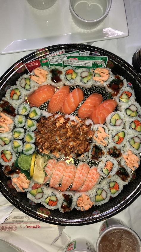 Sushi Platter Parties, Sushi Photography, Dream Fridge, Bbq Platter, Healthy Sushi, Sushi Platte, Ricotta Toast, Delivery Food, Sushi Platter