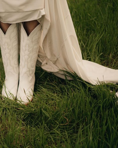 if you know me, you know I love a good pair of cowboy boots ❤️‍🔥 thank you to @sageandhoneyphotography_ for this beautiful session 🥰 Vendor Team 🫶🏽 Planner: @mivida.weddings Venue: @chapelatgruene Hosts: @sageandhoneyphotography_ @mivida.weddings Bartender: @southernstandardbar Florals: @theflowerguysa Dress: @bellabrideboutique Hair: @_heyalexa.domyhair_ Makeup: @mandalin_collective Rentals: @lux.tfg Catering: @grategrazeboards Photo Booth: @littlelemonshots - - - - - - San Anto... Cowboy Boots Wedding, Wedding Cowboy Boots, Wedding Boots, I Love A, Wedding Board, Small Wedding, Love A, Wedding Photo, Photo Booth