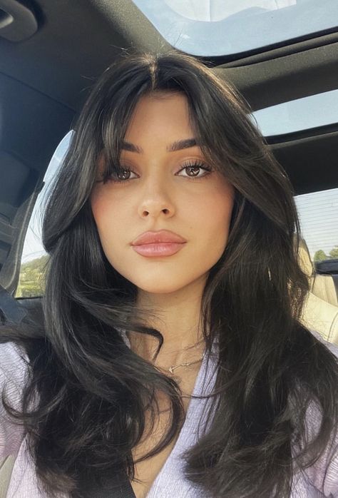 Ilaydaserifi Instagram, Layered Cut With Bangs, Brown Layered Hair, Haircut Ideas Brown Hair, Dark Brown Long Hair, Chic Haircut, Layered Hair With Bangs, Layered Cut, Long Dark Hair