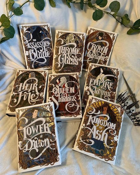 THRONE OF GLASS SERIES | OTILEN Tog Book Covers, Throne Of Glass Collectors Edition, Thorn Of Glass Series, Throne Of Glass Special Edition, Throne Of Glass Series Books, Throne Of Glass Cover, Manon Dorian, Glass Bookshelves, Box Set Books