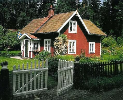 Red Wooden House, Traditional Swedish House, Swedish Wooden House, Countryside House Farmhouse, Swedish Red House, Houses In Sweden, Farmhouse Fence, Swedish Country House, Sweden Nature