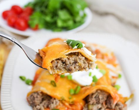 Pioneer Woman's Beef Enchiladas are the ultimate meaty enchilada coated with flavorful red red sauce and baked with cheese. Pioneer Woman Corn, Enchiladas Beef, Beef Enchilada Casserole, Beef Enchilada Recipe, Beef Enchilada, Enchilada Casserole Recipes, Easy Enchiladas, Mole Sauce, Pear Salad