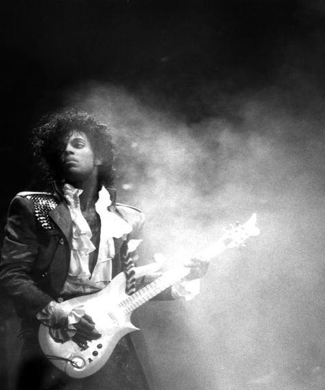 Prince Black And White, Guitar Icons, Prince Musician, Best Guitar Players, The Artist Prince, Prince Purple, Photos Of Prince, Rip Prince, Prince Purple Rain