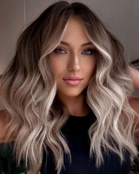 Dirty Blonde Hair with White Money Piece Root Smudge Blonde, Dirty Blonde Hair Ideas, Color Melting Hair, Blonde Hair With Roots, Tan Skin Blonde Hair, Beige Blond, Blonde Hair Ideas, Dark Blonde Hair Color, Blond Ombre