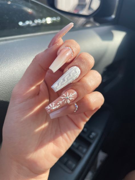 white nude ombré  snowflake christmas nails White Christmas Nails Acrylic Long, Ombre Winter Nails, White Sweater Nails, Snowflake Acrylic Nails, Ombre Christmas Nails, Christmas Nails Sparkly, Winter Coffin Nails, Christmas Sweater Nails, Acrylic Nail Designs Coffin