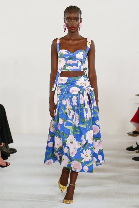 Spring 2023 Ready To Wear, Spring 23, Color Trends Fashion, 2023 Ready To Wear, Floral Fashion, Print Trends, Spring 2023, Fashion Show Collection, Carolina Herrera