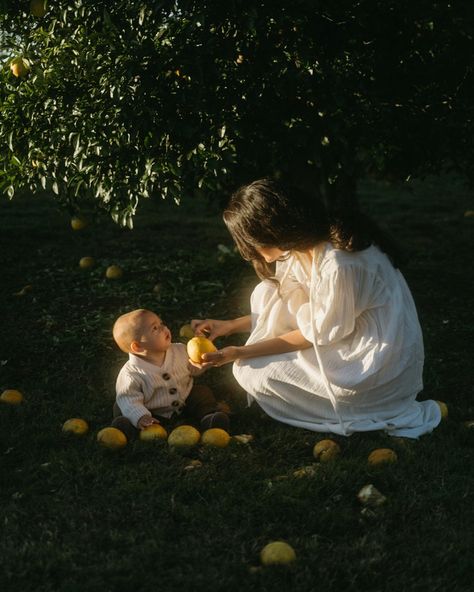 celeste shiels photography family photoshoot outdoors garden farmhouse aesthetic style motherhood photography lemons lemon tree newborn children baby cottagecore Cottagecore Aesthetic Photoshoot, Newborn Outdoor Photoshoot, Cottagecore Family, Garden Family Photoshoot, Aesthetic Motherhood, Motherhood Aesthetic, Cottagecore Baby, Traditional Lifestyle, Garden Farmhouse