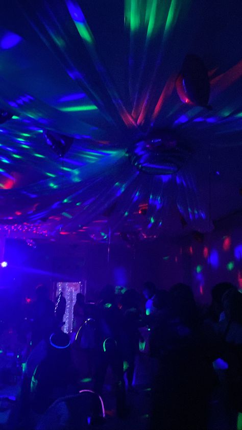 glow in the dark party birthday party ideas inspiration euphoria theme party Glow Quince Theme, Sweet 16 Birthday Party Decorations, Neon Birthday Party Ideas Decoration, Glow Party Aesthetic, Lights Party, Led Theme Party, Club Themed Birthday Party, Night Club Birthday Party, Light Party