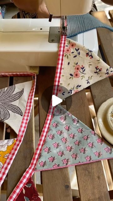 Easy Bunting Diy, Diy Home Sewing Projects, Garland Sewing Pattern, How To Make Fabric Bunting, Bunting Patterns Sewing, Scrap Fabric Garland Diy, Room Decor Sewing Projects, Sewing Projects For Home Decor, Diy Bunting Banner Fabric