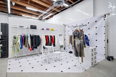 Dover Street Market Los Angeles Inside Look Now Open Details Store Shop Date BETTER™ Gift Shop BLACK Comme des Garçons Chanel Fine Jewelry Charles Jeffery Loverboy doublet ERL Nike IDEA Jacquemus Maison Margiela Marine Serre Melitta Baumeister NikeLab Noah NYC noir Kei Ninomiya Off White™ Virgil Abloh Palace Skateboards Pat McGrath LABS x The MET Raf Simons sacai Simone Rocha Stüssy Stephen Jones Balenciaga Store, Dover Street Market, Street Market, Dress Stores Online, Clothing Stores, Booth Design, Pop Up Store, Womens Clothing Stores, Online Fashion Stores