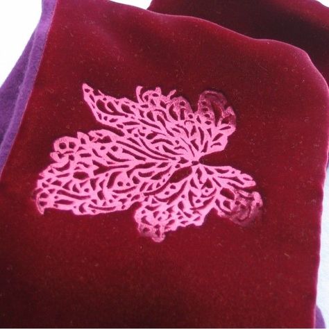 emboss velvet Velvet Diy, Soutache Pattern, Sewing Garments, Embossed Velvet, Velvet Scarf, Blanket Ideas, Textile Printing, Diy Things, Velvet Flowers