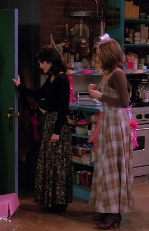 90s Long Skirt Outfits, 90s Long Skirt, Phoebe Buffay Outfits, Estilo Rachel Green, Friends Monica, Monica Gellar, Rachel Green Outfits, 90’s Outfits, 90s Inspired Outfits