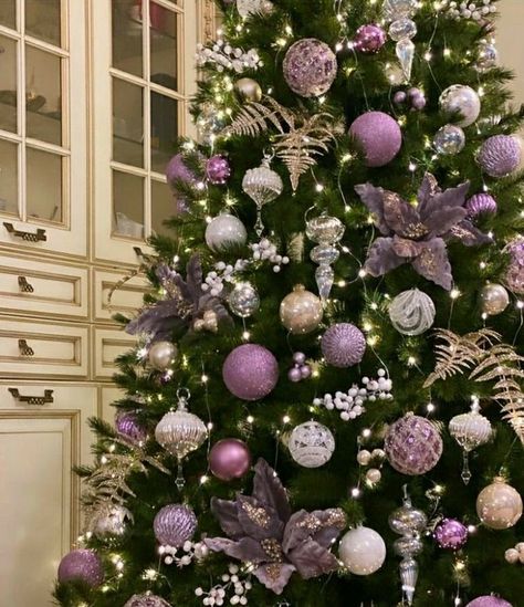 Brad Impodobit, Lilac Christmas Tree, Pink And Purple Christmas Tree, Lavender Christmas Tree, Lilac Christmas, Purple Christmas Tree Decorations, Deco Violet, Purple Christmas Decorations, Christmas Tree Colour Scheme