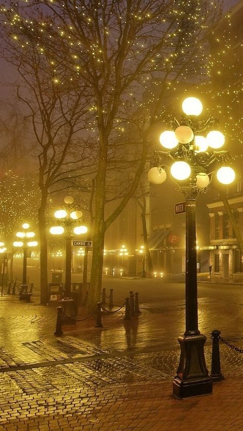 Even rain can become beautiful and less dreadful in London Iphone 5 Wallpaper, Lamp Posts, Whatsapp Wallpaper, Love London, Street Lights, Foto Art, London Love, London Calling, Yellow Aesthetic