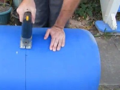 Build a self-watering container garden from a 55 gallon barrel (video) : TreeHugger Plastic Barrel Ideas, Produce Garden, Wicking Garden Bed, Plastic Barrel Planter, Aquaponics Aquarium, Barrels Diy, Aquaponics Kit, Patio Gardening, Raised Gardens