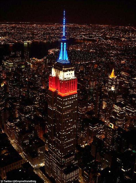 New York Red, The Empire State Building, New York City Fc, Washington Square Park, Visit New York, Manhattan New York, American Cities, Beautiful Buildings, Beautiful Places To Visit