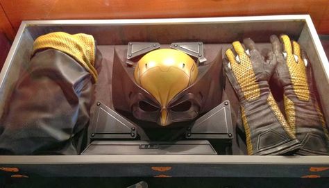 Movie Trivia: The Wolverine.     Did you know there's an alternate ending (not used) showing what's IN the suitcase Yukio brings onto the plane at the end!!  The "Classic Brown Costume"!! Marvel Easter Eggs, Wolverine Film, X Men Marvel, Wolverine Costume, X Men Costumes, Wolverine Movie, X-men Apocalypse, Marvel Wolverine, The Wolverine