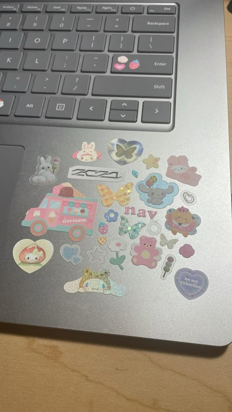 Aesthetic Laptop Decoration, Sanrio Toploader, Macbook Decoration Ideas, Laptop Decoration Ideas, Laptop Stickers Aesthetic Ideas, Laptop Decoration Stickers, Deco Laptop, Sticker Deco, Laptop Case Stickers