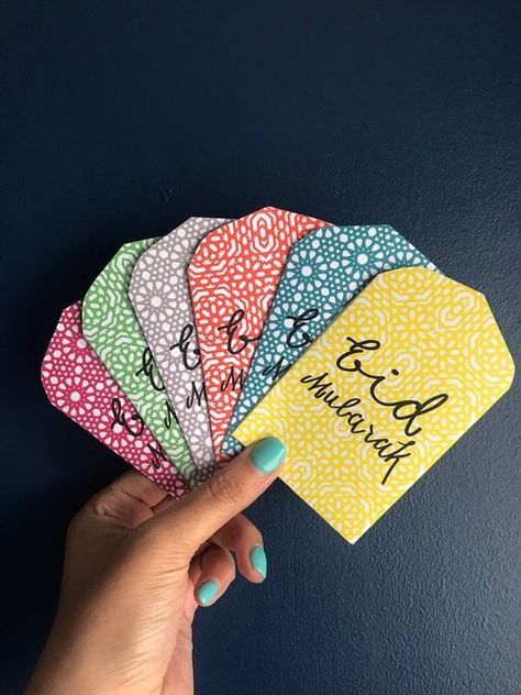 Eidi Envelopes Ideas, Eid Money Envelopes, Diy Eid Cards, Envelopes Ideas, Money Packet, End Of Ramadan, Gifts For Eid, Diy Eid Gifts, Hampers Ideas