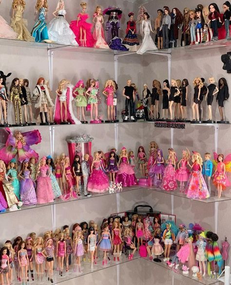 Barbie Collection Room, Barbie Doll Collection Display, Barbie Mainan, Barbie Collection Display, Barbie Display Ideas, Barbie Doll Storage Ideas, Barbie Doll Display, Toy Collection Room, Barbie Organization