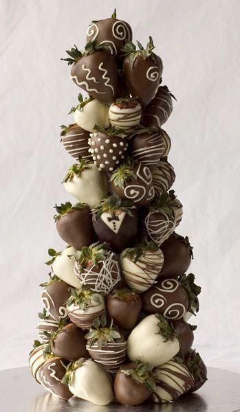 Make your Valentine's Day display look as good as it tastes! How cool is this chocolate covered strawberry tree? #chocolatecoveredstrawberries Chocolate Covered Strawberry Tree, Strawberry Tower, Egg Benedict, Strawberry Tree, Chocolate Covered Strawberry, Gourmet Desserts, Snacks Für Party, Covered Strawberries, Love Chocolate