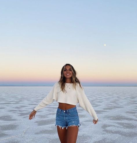 97d0145823aeb8ed80617be62e08bdccdesc52945809ri Surfergirl Style, Beachy Outfits, Summer Poses, Shotting Photo, Spring Break Outfit, Outfit Inspo Summer, Foto Tips, Mode Inspo, Cute Simple Outfits