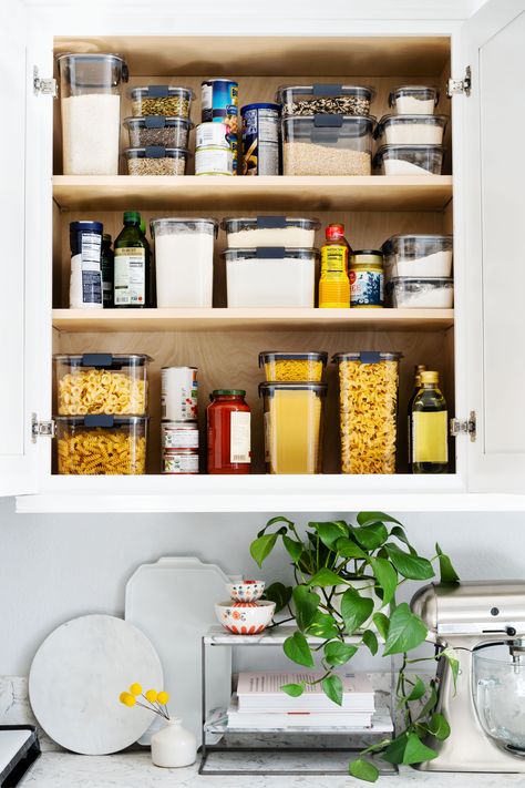 Let’s cut through the clutter and get organized! To get started, you’ll want to shop Rubbermaid’s Brilliance Pantry line. The modular build means you can stack as you need, so saving space becomes an easy exercise in efficiency and staying organized. The BPA free walls let’s you store without worry. Its also odor and color resistant which means it will always stay looking new. To keep food fresh, the 2-latch system provides a 100% airtight seal. Decanting your kitchen just got easier! Rubbermaid Brilliance Pantry, Pantry Small Space, Rubbermaid Brilliance, Easy Exercise, Pantry Laundry, Pantry Makeover, Laundry Mud Room, Mud Room, Food Fresh