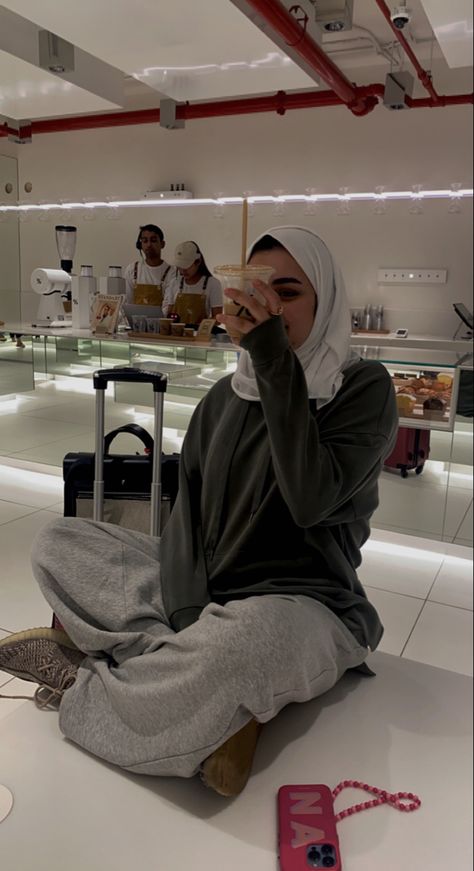 Airport, coffee, comfy , outfit, inspo , traveling , Hermes , YEEZY , hoodie , sweatpants Kuwaiti Hijab Outfit, Hijabi Airport Outfit, Airport Outfit Hijab, Hijabi Style Outfits, Airport Coffee, Kuwaiti Girl, Korean Fashion Kpop Bts, Chanel Fragrance, Fake Account