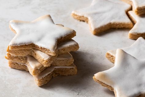 This traditional German recipe for zimtsterne, or cinnamon star cookies, taste like a macaroon and is a must for the Christmas cookie platter. Cinnamon Star Cookies, German Christmas Cookies, Holiday Favorite Recipes, Star Cookies, Holiday Cookie Recipes, Raw Almonds, Vanilla Cookies, German Christmas, German Food