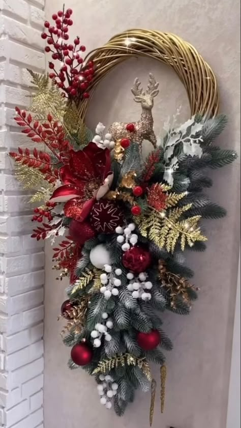 Square Christmas Wreaths, Christmas Door Swags Diy, Xmas Flower Arrangements, Christmas Flowers Arrangements, Holiday Wreaths Diy Christmas, Natural Christmas Wreaths, Holiday Wreaths Diy, Christmas Swag, Christmas Flower Arrangements