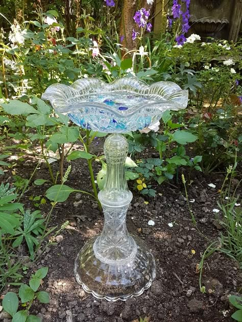 Stained Glass Bird Bath, Glass Bird Baths Yard Art, Bird Bath Bowl Replacement, Diy Bird Bath Ideas, Yard Art From Junk, Unique Bird Baths, Birdbath Ideas, Bird Baths Homemade, Diy Birdbath