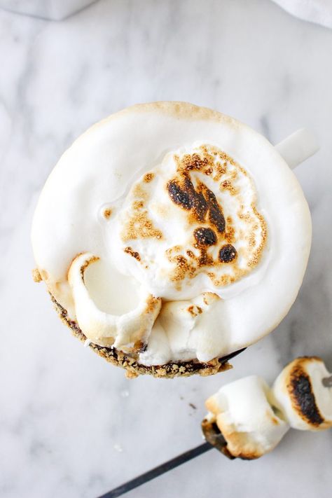 Marshmallow Latte, Dessert Aux Fruits, Desserts Vegan, Marshmallow Fluff, Latte Recipe, Toasted Marshmallow, Think Food, The Ruins, Sole Sneakers