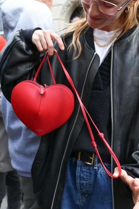 Best Street Style photos from Paris Fashion Week Spring 2023 Street Style Spring 2023, Style Spring 2023, Fashion Week Spring 2023, Heart Shaped Bag, Street Style Spring, Street Style Photos, You Go Girl, Best Street Style, Style Spring