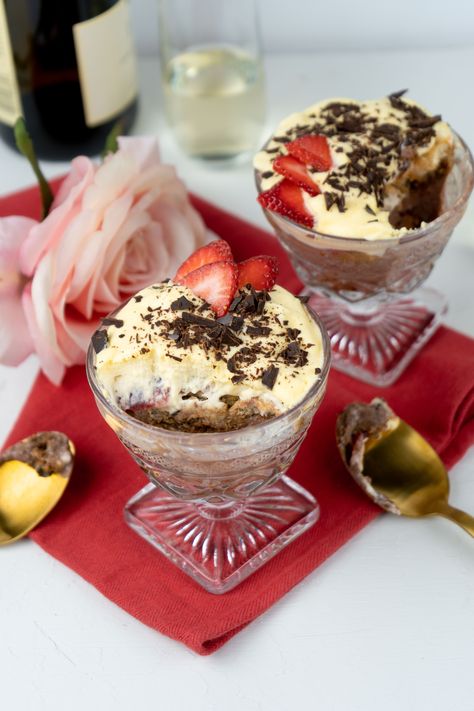 Chocolate Strawberry Tiramisu, Tiramisu For Two, Tiramisu Chocolate, Tiramisu Cups, Strawberry Tiramisu, Macerated Strawberries, Chocolate Tiramisu, Italian Dessert, Strawberry Slice