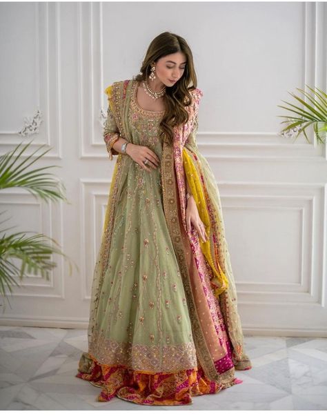 Pakistani Bridesmaids, Pakistani Bridal Couture, Pakistani Bridal Lehenga, Desi Fits, Pakistan Wedding, Mehndi Dress, Mehendi Outfits, Traditional Dresses Designs, Latest Bridal Dresses