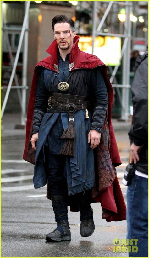 Benedict Cumberbatch Films 'Doctor Strange' in NYC - First Pics! Dr Strange Costume, Peggy Carter, Dc Movies, Dr Strange, Marvel Vs, Super Hero Costumes, Avengers Assemble, Benedict Cumberbatch, Doctor Strange