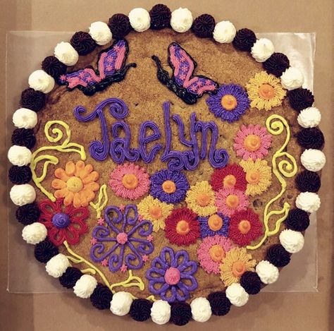 Flowers and butterflies Cookie Cake. Butterfly Cookie Cake, Flower Cookie Cake, Nestle Cookies, Flower Cookie, Butterfly Cookies, Birthday Cookie, Cookie Cake Birthday, Cookie Cakes, Butterfly Cakes