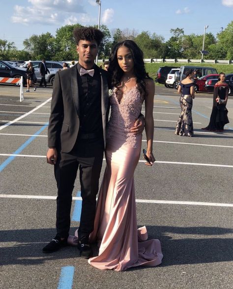 Rose Gold Prom Couple, Couple Prom Outfits, Prom Couples Outfits, Matching Prom, Rose Gold Prom, Couple Post, Robes Wax, Ball Outfits, Couples Prom