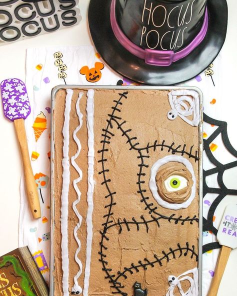 halloween cakes hocus pocus spell book sheet cake Halloween Cake Decorating Ideas, Halloween Candy Molds, Wacky Cake Recipe, Halloween Cheesecake, Fun Halloween Desserts, Hocus Pocus Spell, Witch Cake, Hocus Pocus Spell Book, Ghosts And Pumpkins