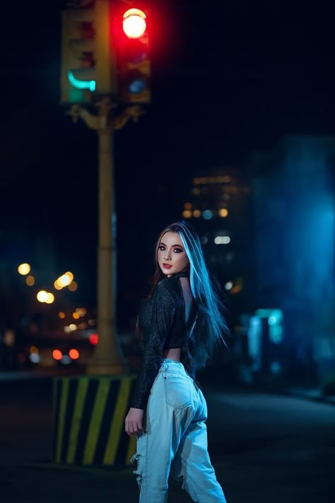 Night Street Photography, Street Fashion Photoshoot, Iphone Image, Urban Photoshoot, Rooftop Photoshoot, Night Photoshoot, Night Portrait, Outdoor Girls, Fall Senior Pictures