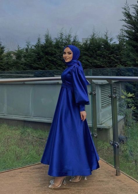 A blue silk dress with clear heals Blue Hijab Dress, Royal Blue Dress Outfit, Royal Blue Satin Dress, Abaya Outfits, Hijabi Muslimah, Blue Dress Outfits, Silk Prom Dress, Muslim Style, Blue Silk Dress