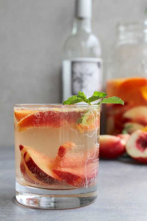 white wine sangria Boston Pizza White Sangria Recipe, Stone Fruit Sangria, Sangria With Fireball Whiskey, Sangria Blanca, Garden Drinks, White Wine Sangria Peach, Sangria White, Fruit Drinks Recipes, Fruit Sangria