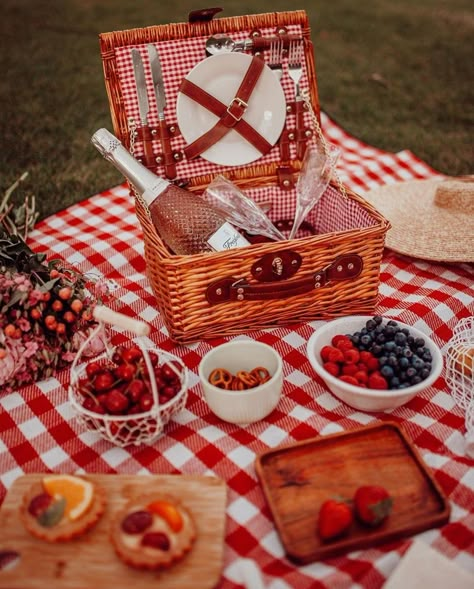 Hike Picnic, Picnic Date Food, Date Food, Picnic Vibes, Picnic Engagement, Picnic Outdoor, Birthday Picnic, Picnic Inspiration, Picnic Aesthetic