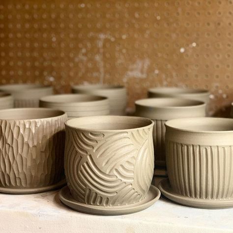 Pot Carving Designs, Pattern Pottery, Carved Pottery, Pottery Patterns, Pottery Inspiration, Carving Patterns, Ceramics Ideas, Carving Designs, Pottery Planters