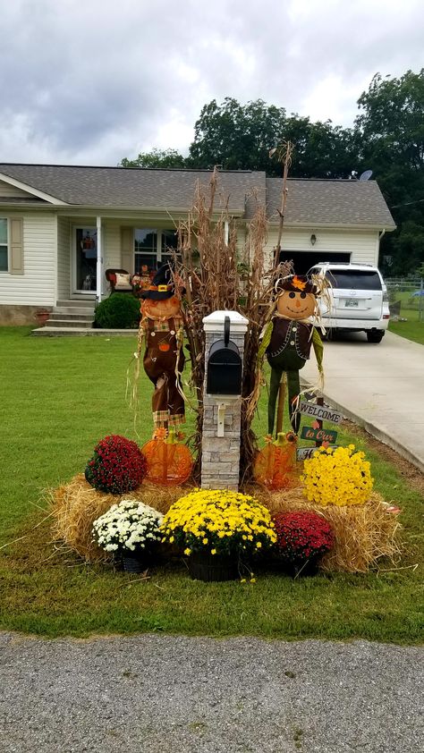 Fall Outdoor Decor Diy Yard Decorations, Fall Lamp Post Decorations, Front Yard Thanksgiving Decorations, Fall Driveway Entrance Decor, Fall Mailbox Landscaping, Easy Mailbox Landscaping, Fall Decor Mailbox Ideas, Fall Decor Outside Yard, Mail Box Fall Decorating Ideas