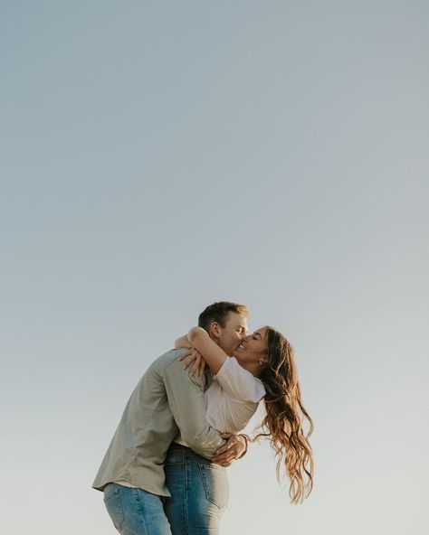 Windansea Engagement Photos, Taking Your Own Couple Photos, Mountain Picnic Photoshoot, Seaside Florida Engagement Photos, Cute Engagement Poses, Lds Engagement Pictures, Engagement Pictures Outside, Couple Poses Instagram Photo Ideas, Light Airy Engagement Photos