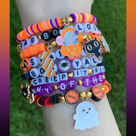 🎃HALLOWEEN BRACELETS🎃 These are a fun way to customize your bracelet stacks and give a great gift! 👻These bracelets are sold individually and the sizes are indicated for each style. 🦇Standard adult medium size is around 7 inches but some are made slightly smaller for children.  Please see our sizing reference photo for more information. 👻Sizes shown are approximate, for best results measure your wrist with a piece of string. Message us with any questions! If you need a large quantity of bracelets, please message me before you order so that I can make sure I have the beads in stock. I also offer discounts for bulk orders and I would be happy to create a custom listing for you to purchase from HELPFUL INFO: ✨Our bracelets are made with a strong stretchy quality elastic. ✨Use care when p Halloween Word Bracelet, Halloween Bracelet Ideas, Halloween Dates, Swiftie Bracelets, Fall Bracelets, Diy Halloween Gifts, Word Bracelets, Diy Kandi Bracelets, Clay Bracelets